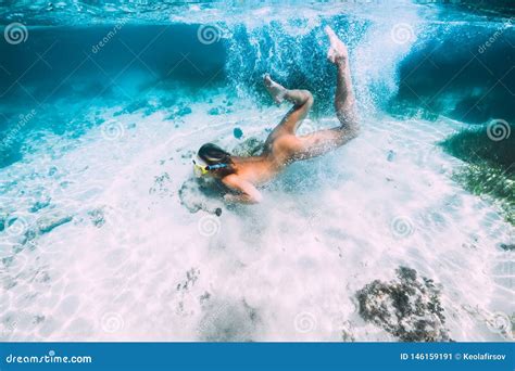 Nackte Mit Maskenschwimmen Und -tauchen Im Tropischen Ozean Stockbild - Bild von leute, mädchen ...