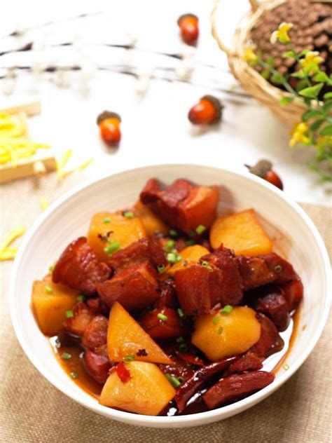 红烧肉炖土豆的做法_红烧肉炖土豆怎么做_美食小编_美食杰