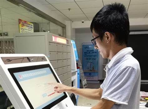 桂林发出首份自助打印的营业执照，领取营业执照仅需1分钟（图）-桂林生活网新闻中心