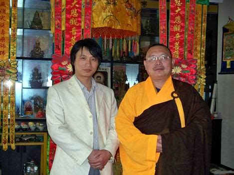 1998年经李老师介绍，拜释常觉师父门下，精修风水以及佛法。