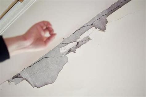 油漆施工中遇到墙面裂痕该怎么处理 - 装修保障网