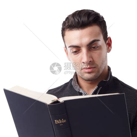 手教育一位年轻人读圣经的肖像男生高清图片下载-正版图片307786299-摄图网