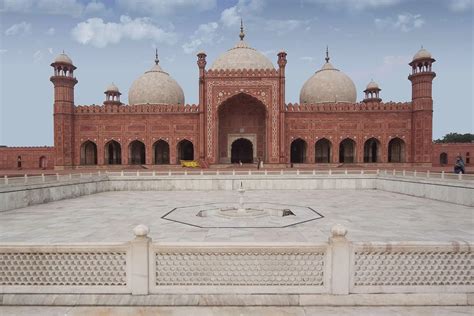 Badshahi Mosque, Lahore: Architecture of Domes, Minarets, and Red Sandstone ...