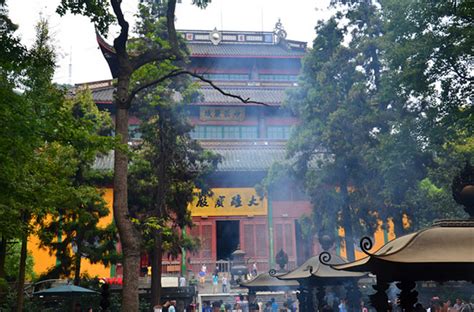 【携程攻略】杭州灵隐寺景点,这次去杭州就是为了去一次灵隐寺。人很多，香火很旺盛。周围都是山，…