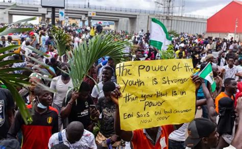 尼日利亚抗议局势升级：多地戒严，监狱遭袭两千囚犯越狱_腾讯新闻