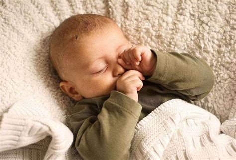咋回事？五个月的宝宝晚上睡觉总是哭着醒来，使劲揉眼睛、摇头？