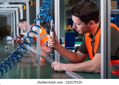 Assembly Line Worker 的图像结果