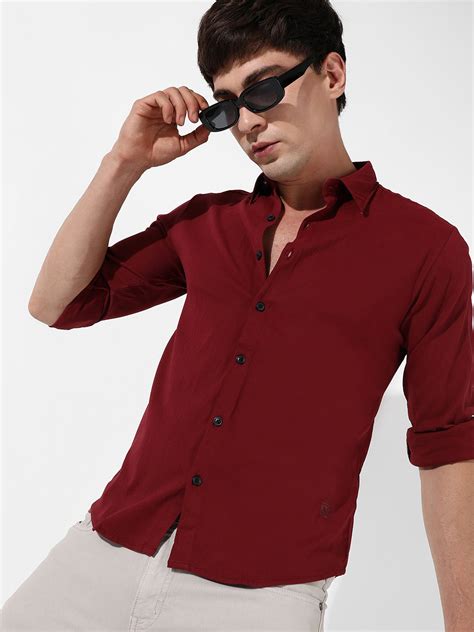 ₹999 | Campus Sutra Men's Solid Maroon Casual Shirt - Campussutra