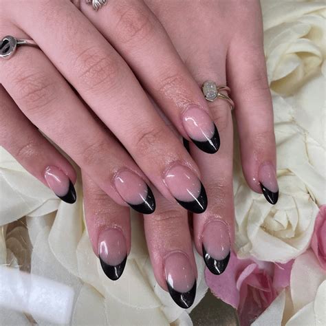Oval Nail Ideas 2026: 25 Gorgeous Designs to Try This Season | belliata.com