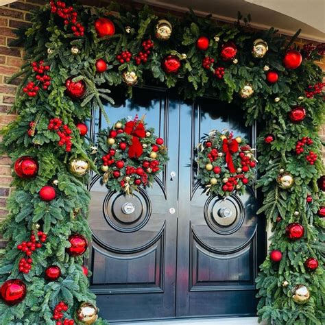 25 Beautiful and Gorgeous Christmas Door Garland Ideas