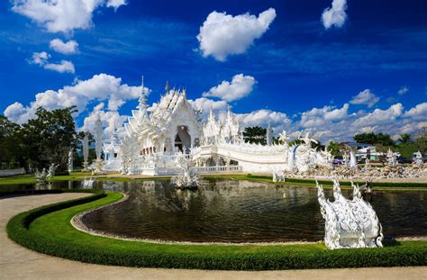 Stunning Wat Rong Khun Temple: Thailand’s Iconic White Sanctuary HD Wallpaper by Olivia Bell
