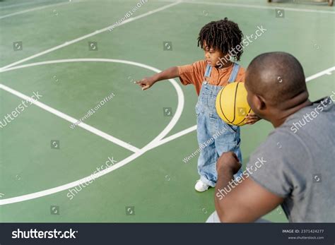 Gesture of Playing Basketball 的图像结果