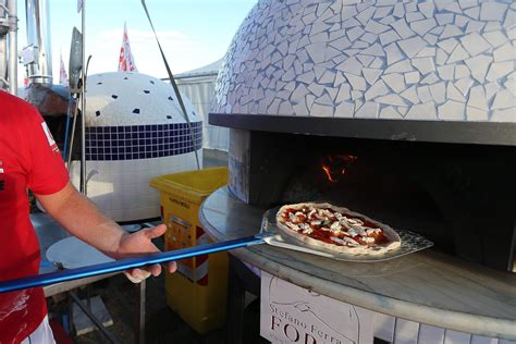 Pizza Village torna a Napoli: stand alla Mostra d'Oltremare a giugno 2024