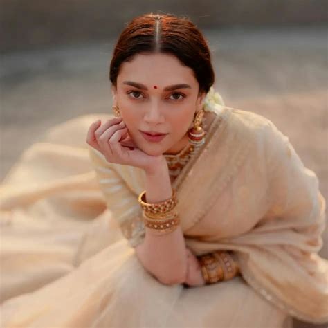 6 Festive-Perfect Ethnic Labels Spotted On Aditi Rao Hydari | LBB