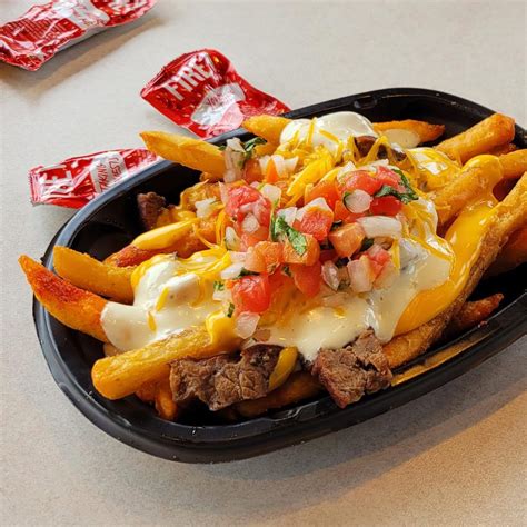 I Ordered Taco Bell’s Steak Garlic Nacho Fries, and I Have Thoughts