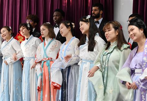 天津市の外国人留学生、春節イベント控え漢服姿でリハーサル 写真6枚 国際ニュース：AFPBB News