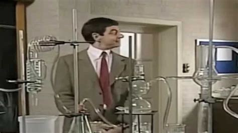 憨豆先生真人版：憨豆到了化学实验室，不出所料，他又要搞怪了_腾讯视频
