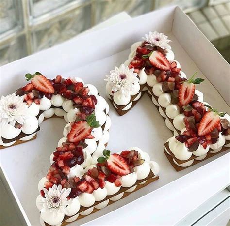 21 shaped birthday cake | Bolos de aniversário, Bolo de cupcake, Molde ...