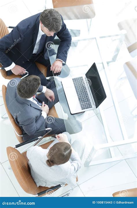 3 People Meeting 的图像结果