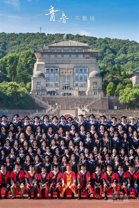 人超多：武汉大学毕业典礼场面壮观