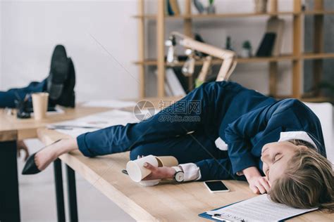 工作超负荷的女商人睡在乱成高清图片下载-正版图片502775335-摄图网