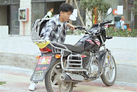 华裔女子银行提款后取车时，疑被2名共骑摩托的男子泼漒水。 - malaysia DIY info