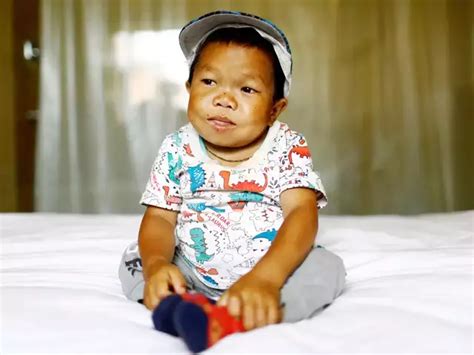 Shortest person in the world - Dor Bahadur Khapangi: Shortest male teen ...