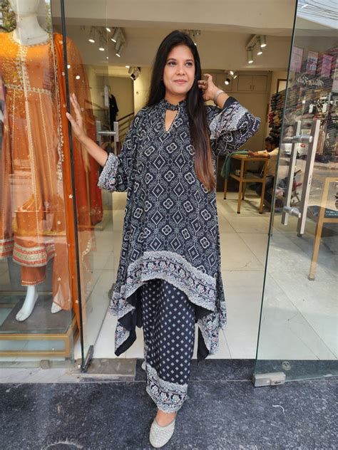 Black crepe bandhani print high low co-ord set – MODERNSAHIBA