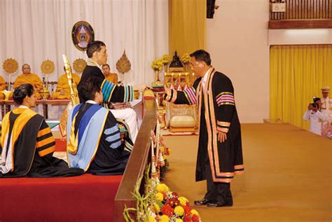泰国诗琳通公主为朱拉隆功大学毕业学子颁发证书