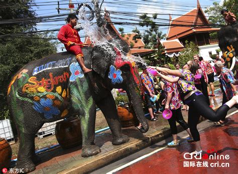 泰国曼谷：庆祝泼水节_亚太网