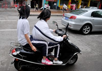骑电动车的女孩PNG图片素材下载_图片编号qbbevvmg-免抠素材网