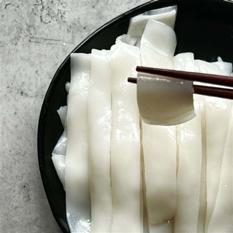 Homemade Wide Rice Noodle ( Sen Yai : Ho Fun ) - Sticky Rice Thai Kitchen