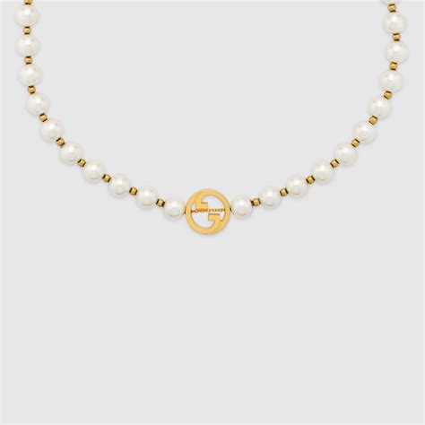 สร้อยคอ Gucci Interlocking pearl necklace inทองเหลืองโทนสีทองอ่อน ...