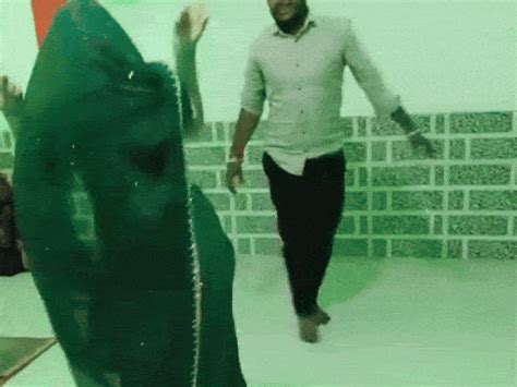 Madhya Pradesh Khargone Woman Garba Dance Heart Attack Death; Collapsed ...