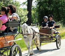 cavallo con carrozza carrozze cavalli artisti pony insieme alla chiesa di cavallo con carrozza carrozze cavalli artisti pony insieme alla chiesa di