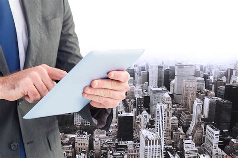Executive with tablet and buildings background | Free Photo