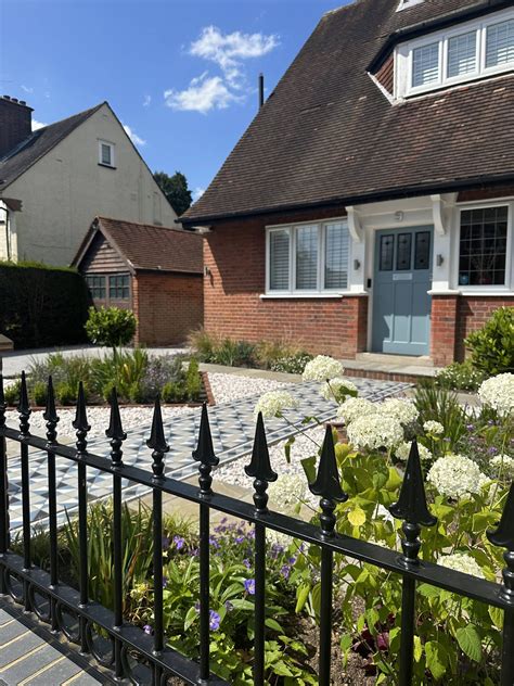 FRONT GARDEN - Thrity Mama Garden Design