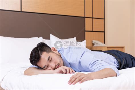 商务男性酒店出差趴在床上睡觉高清图片下载-正版图片501662892-摄图网