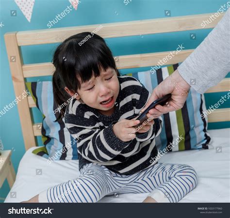 1,429 Asia Kids Holding Phone Images, Stock Photos & Vectors | Shutterstock