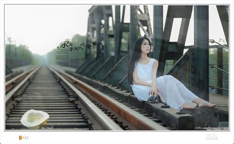 青年女人走在铁轨上高清图片下载-正版图片501914822-摄图网