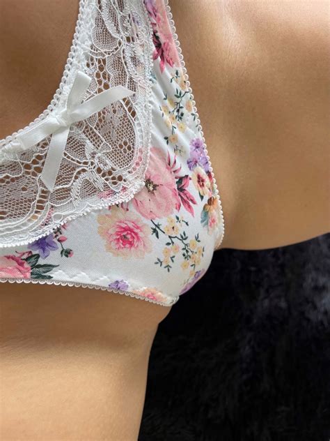 Lacy white spread : r/frontviewpanties