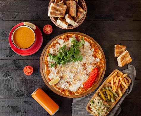 Lahmajun turc au fromage, servi avec du citron, persil avec une soupe à ...