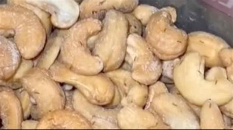 Ants Eating Cashews: చీమలు పట్టిన జీడిపప్పు తిని వాంతులు చేసుకున్న ...