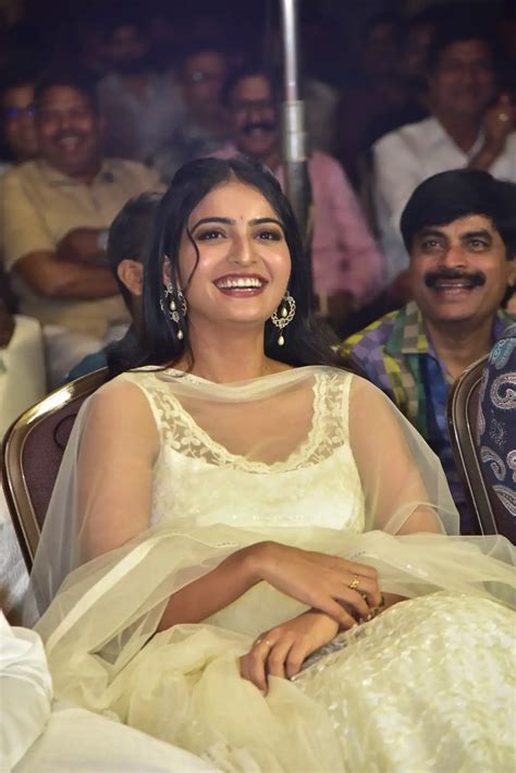Ananya Nagalla : తెలుపు డ్రెస్‌లో మెరిపించిన అనన్య నాగళ్ళ..