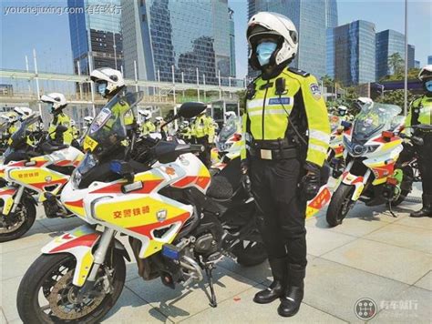 济南巡逻警察骑摩托车上路_大众网