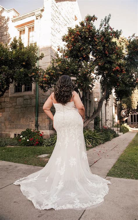 Elegant Plus Size Lace Fit-and-Flare Wedding Dress with Shoulder Straps