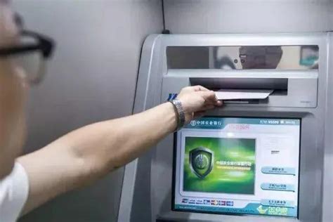 明明柜台没人办理业务，银行为何总是让储户去ATM机上进行取款？_存取款