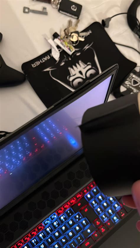 Alienware M18 Backlight Bleed 的图像结果