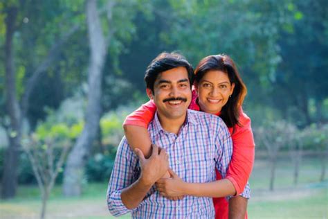 ৪০ বছর বয়সে হঠাৎ কাউকে ভাল লাগল, মাঝ বয়সে প্রেমে পড়া আদৌও উচিত? - Is ...