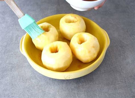 Oven-baked apples with cinnamon